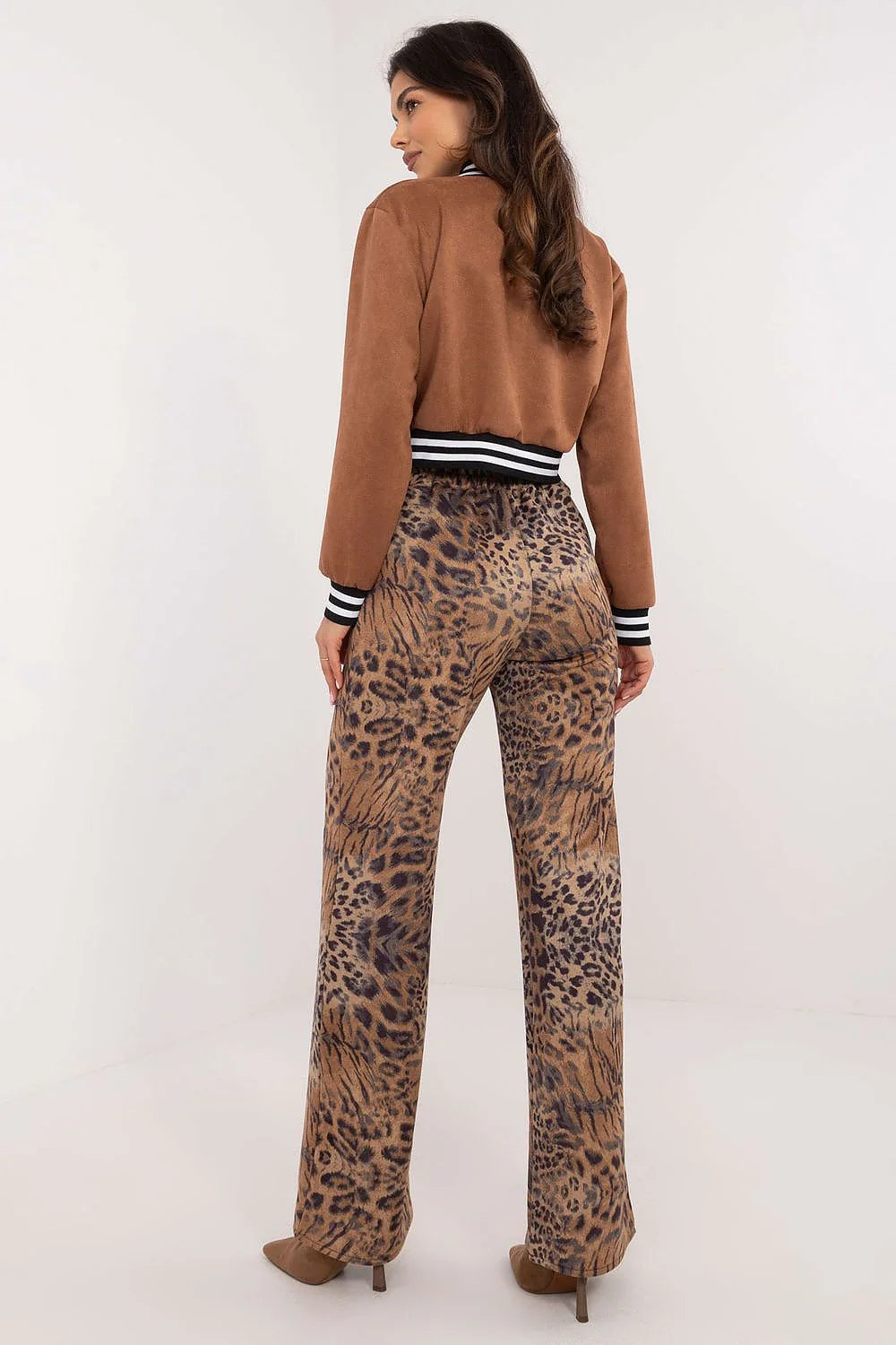 ensemble femme bomber court suédine cognac col varsity rayé boutons pression poches rabat pantalon taille haute jambe large motif léopard