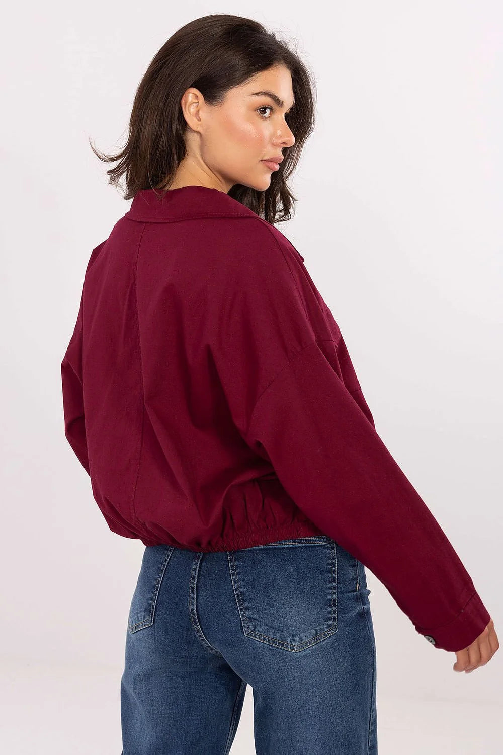 veste chemise overshirt shacket bordeaux profond coupe boxy cropped col chemise boutons métal poches rabat coton twill élasthanne