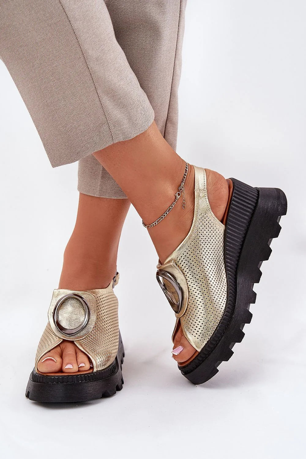 Sandales femmes dorées métalliques effet perforé boucle ronde talon compensé cuir naturel mode été élégance occasionnels