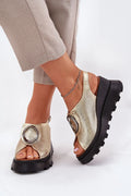 Sandales femmes dorées métalliques effet perforé boucle ronde talon compensé cuir naturel mode été élégance occasionnels