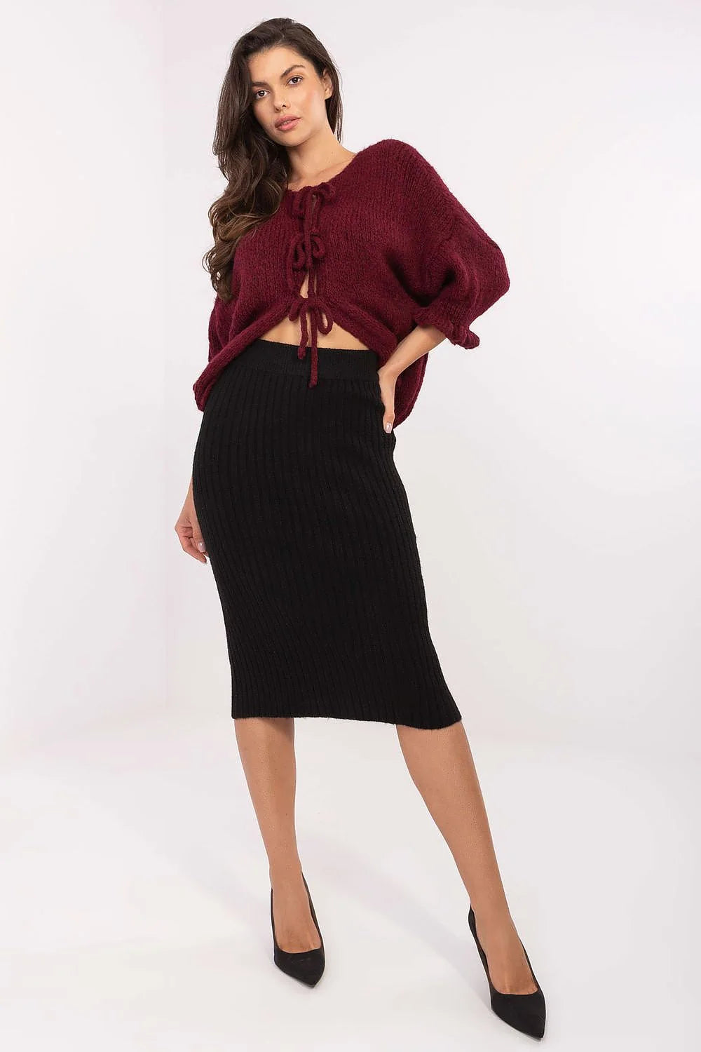 jupe midi crayon côtelée tricot extensible taillehaute noire moulante confortable élastique ajustée minimaliste polyvalente quotidienne douce chaleureuse sophistiquée stretch silhouette