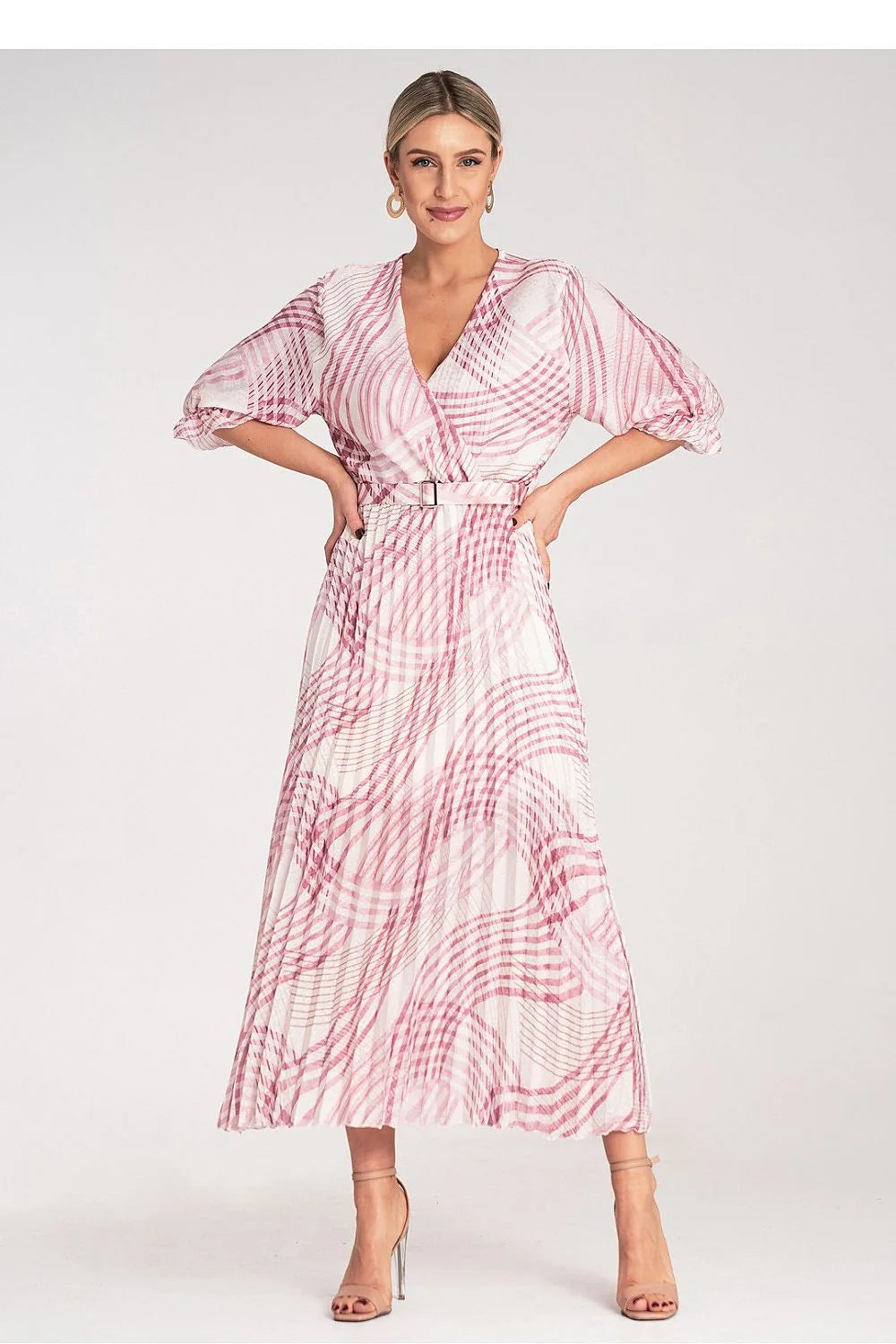 Robe élégante longue manches trois-quarts décolleté V croisé motif zigzag rose et blanc tissu léger ceinture assortie femme