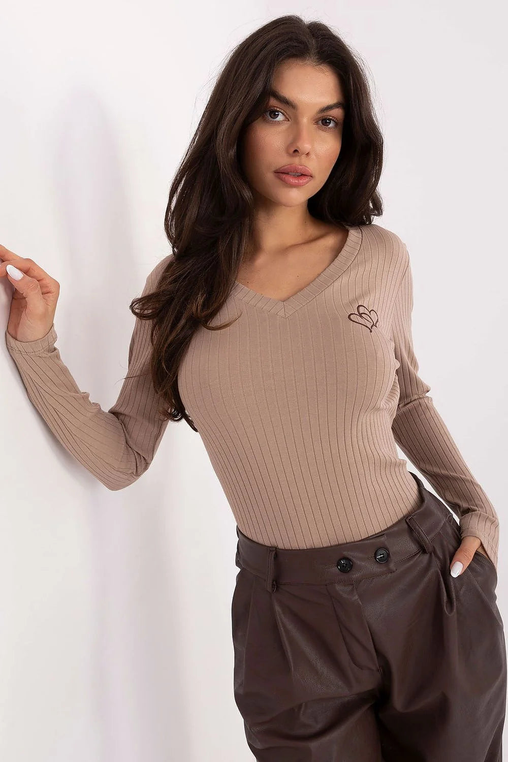 chemisier femme élégant féminin côtelé rayé taupe cappuccino coton extensible ajusté col V manches longues brodé cœur décontracté chic polyvalent