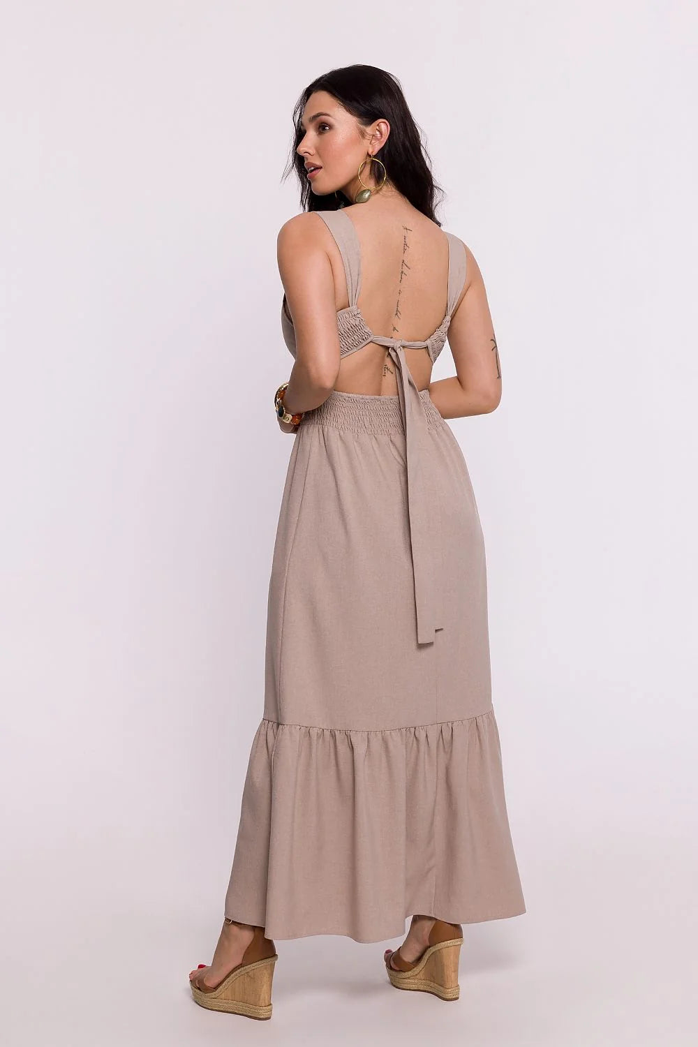 Robe longue Be Wear sans manches dos ouvert volant beige taupe femme coupe fluide élastiquée ajustable occasion élégante