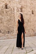 Robe de soirée longue sans manches V croisé fente haute robe noire scintillante épaules mises en valeur sandales talons femme