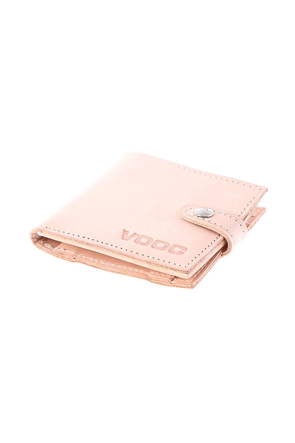 portefeuille vintage cuir naturel rose pâle compact pliable élégant minimaliste fermeture bouton pression métallique argenté coutures apparentes logo embossé slim