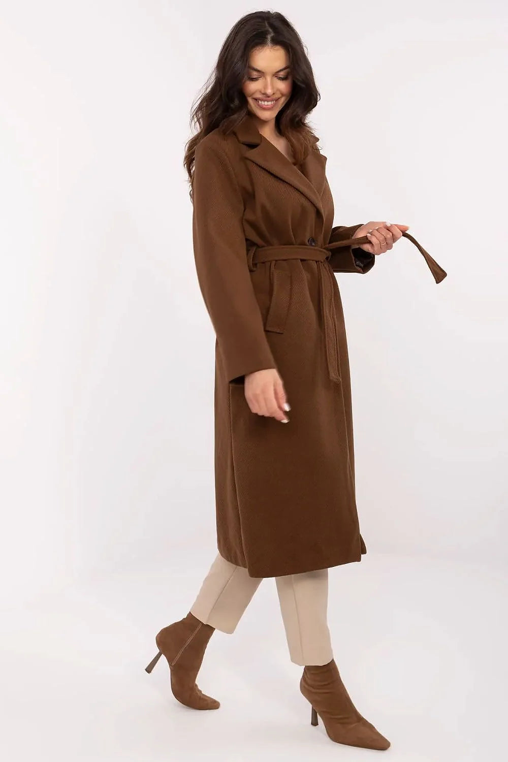 manteau long italy moda brun chocolat ceinturé boutonné poches col revers laineuse mi mollet manches longues épaules structurées élégant femme