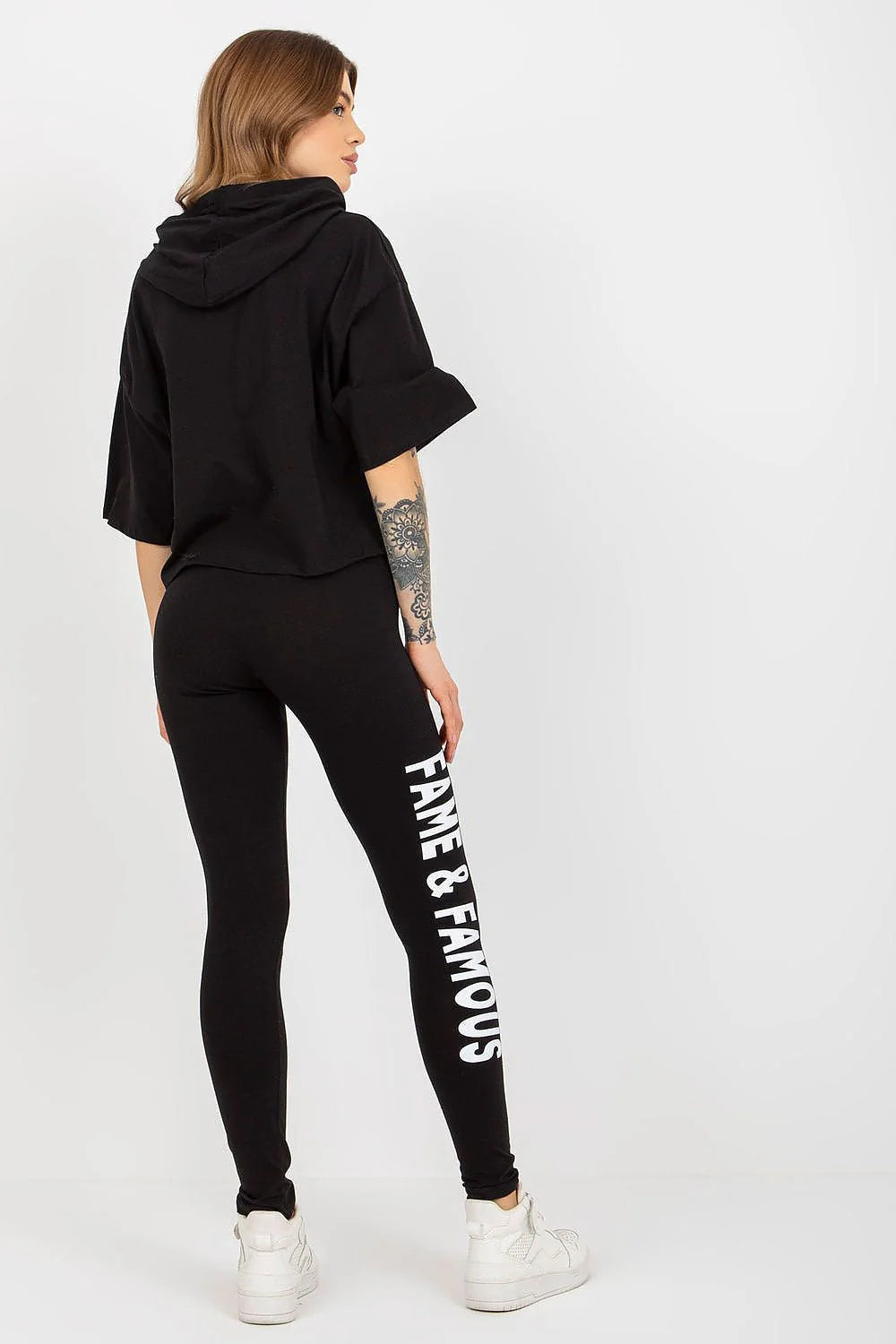 Ensemble sportif moderne femme sweat à capuche crop top leggings extensibles coton élasthanne look athleisure