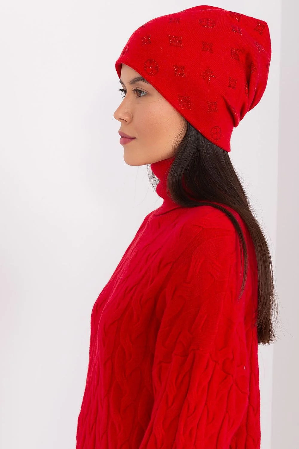 bonnet hiver femme cachemire acrylique coton douceur soyeuse chaud ajusté coupe classique strass brillants rouge vif finitions soignées
