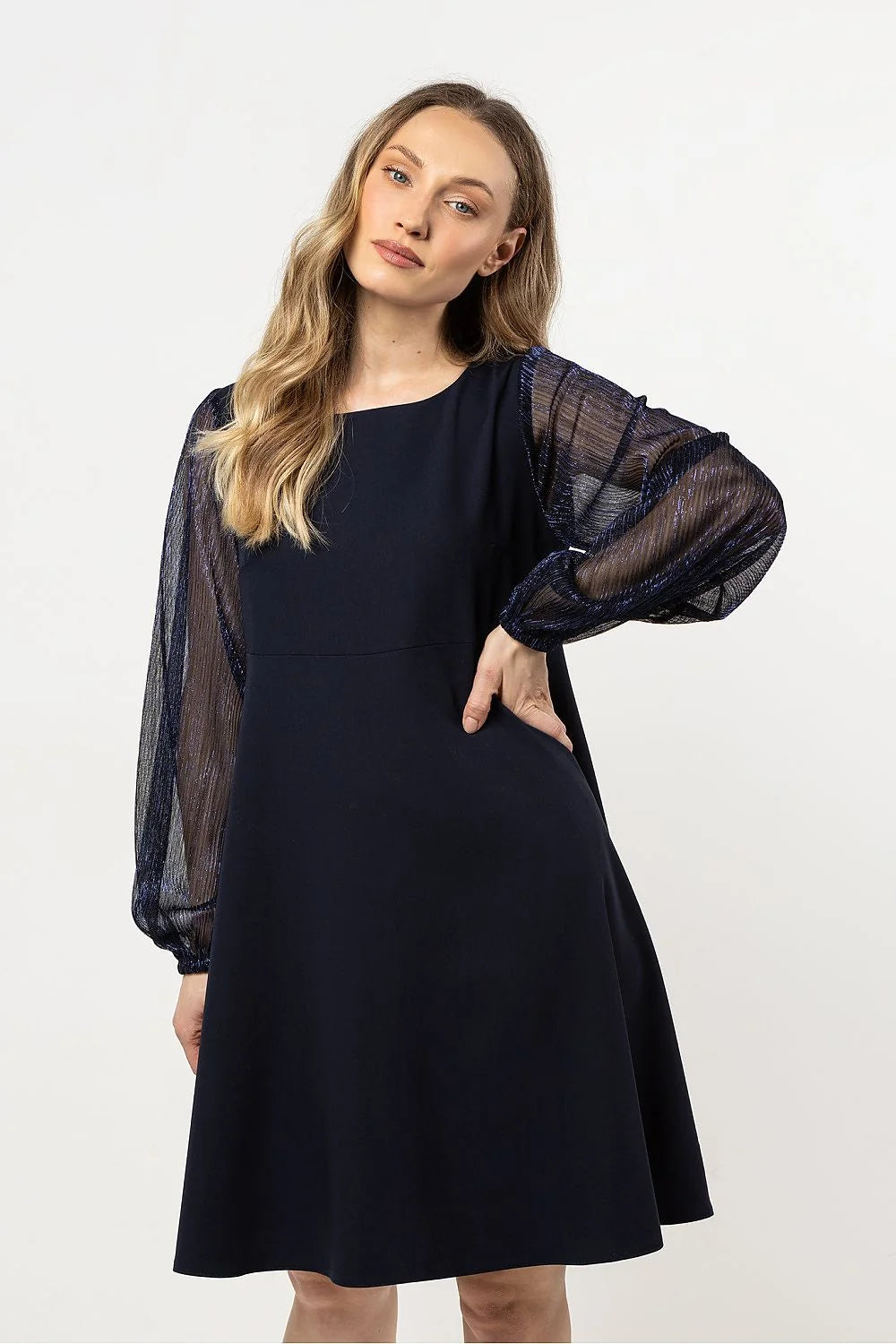 Robe de soirée élégante longue manches transparentes tissu brillant couleur noire taille ajustable femme