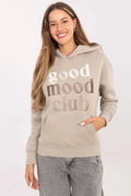 sweatshirt femme capuche molleton doux beige taupe coupe décontractée poche kangourou manches longues bords côtes broderie lettrage good mood club