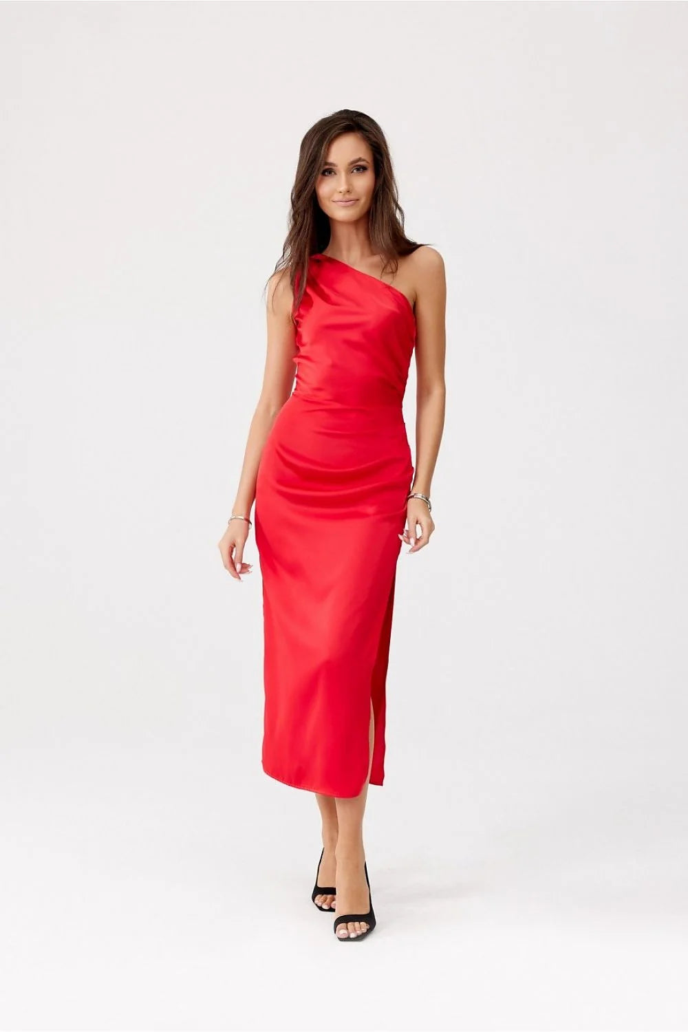 robe soirée midi asymétrique monoépaule satin rouge brillant fourreau cintrée drapée taille ajustée élégante sophistiquée cocktail mariage gala