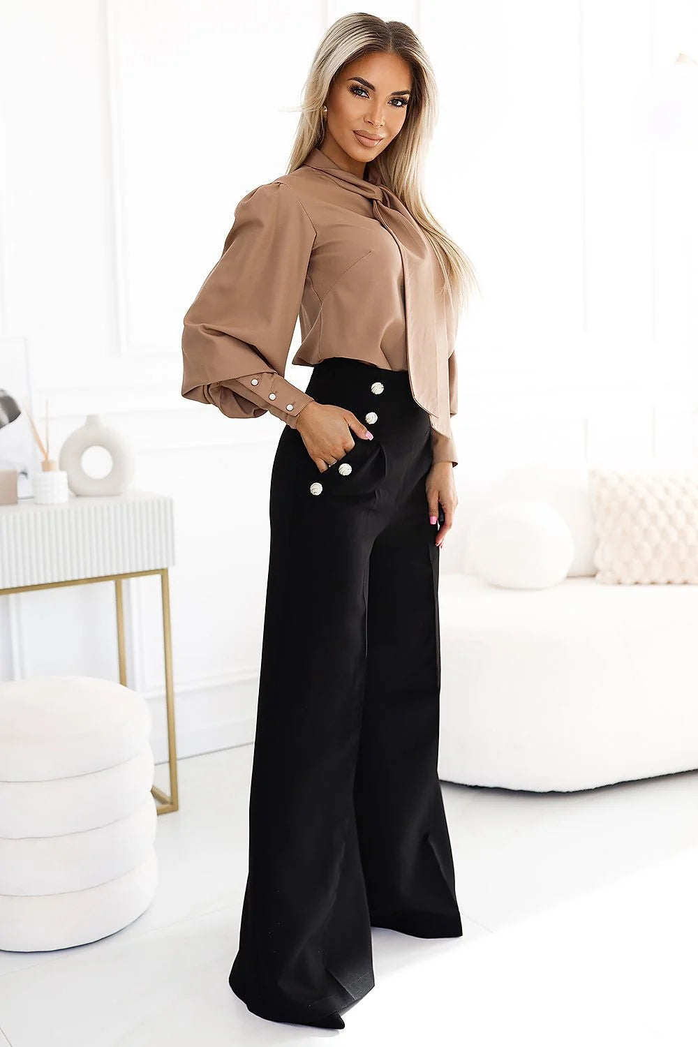 Chemisier Numoco business taupe chemisier manches longues col lavallière cravate noire pantalon haute taille droite polyester 95% élasthanne 5% vêtement professionnel élégant