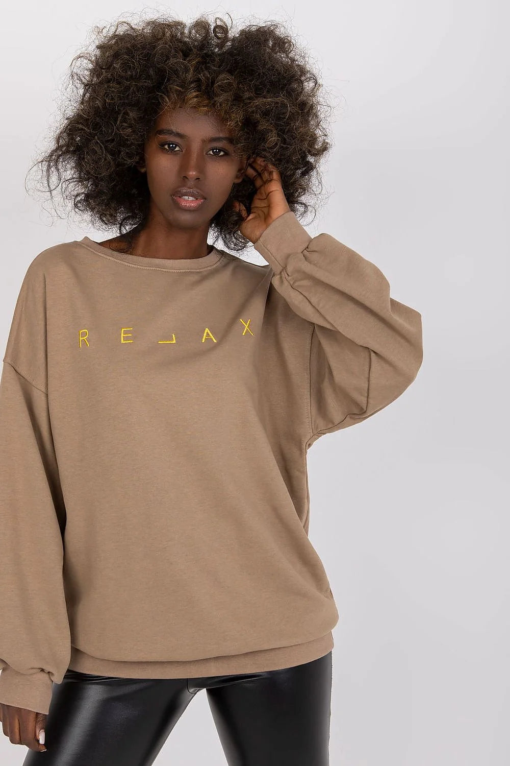 Sweatshirt femme beige coton polyester oversize épaules tombantes col rond broderie relax inscription minimaliste style casual