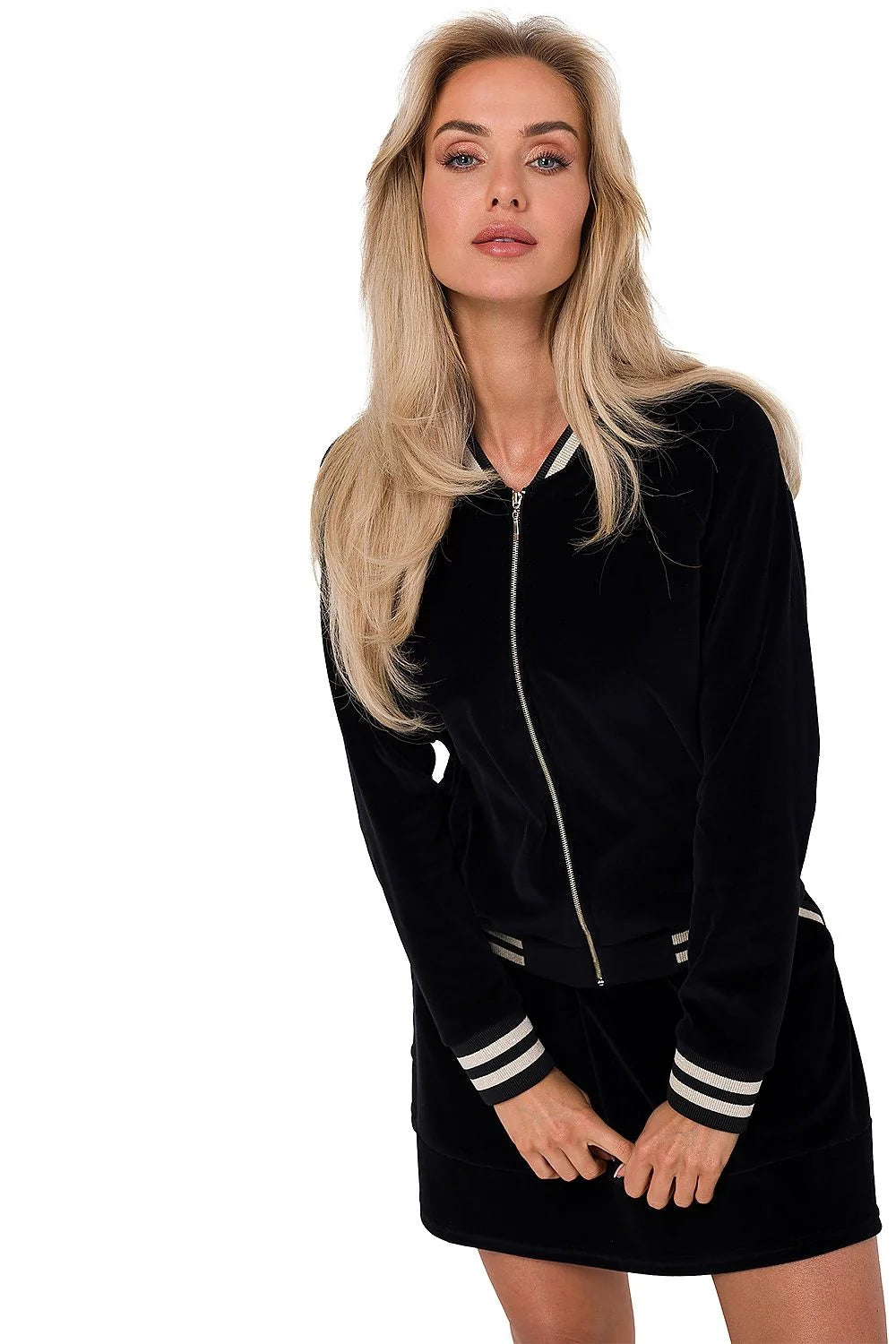 ensemble velours noir bomber zippé doré bordures côtelées rayées grises blanches jupe droite courte mini coupe ajustée confortable luxueux urbain