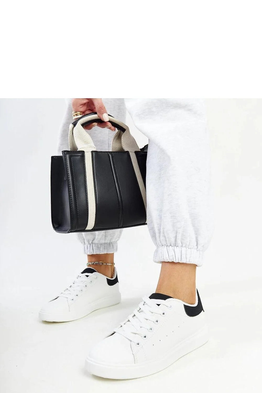 baskets Solea élégantes confortables estivales femme cuir synthétique blanc talon contrasté perforations latérales semelle plateforme caoutchouc lacets œillets rembourré maintien