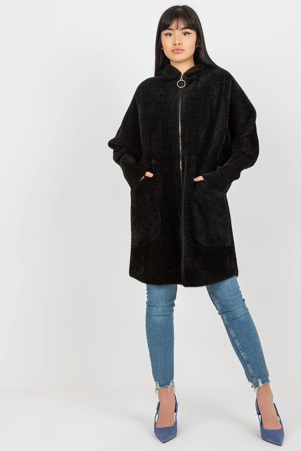 Manteau pour femme en peluche douillet chic couleur noire coupe longue manches longues capuche poches latérales zippé élégant