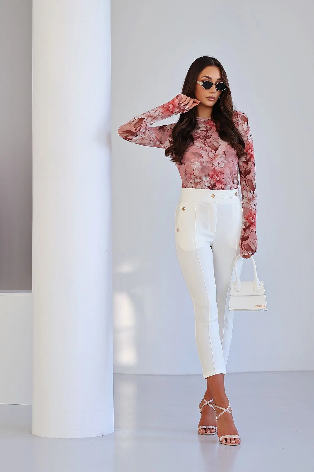 pantalon femme taille haute ajusté slim blanc coton élasthanne stretch cheville coupe fuselée boutons dorés poches latérales élégant sophistiqué confortable