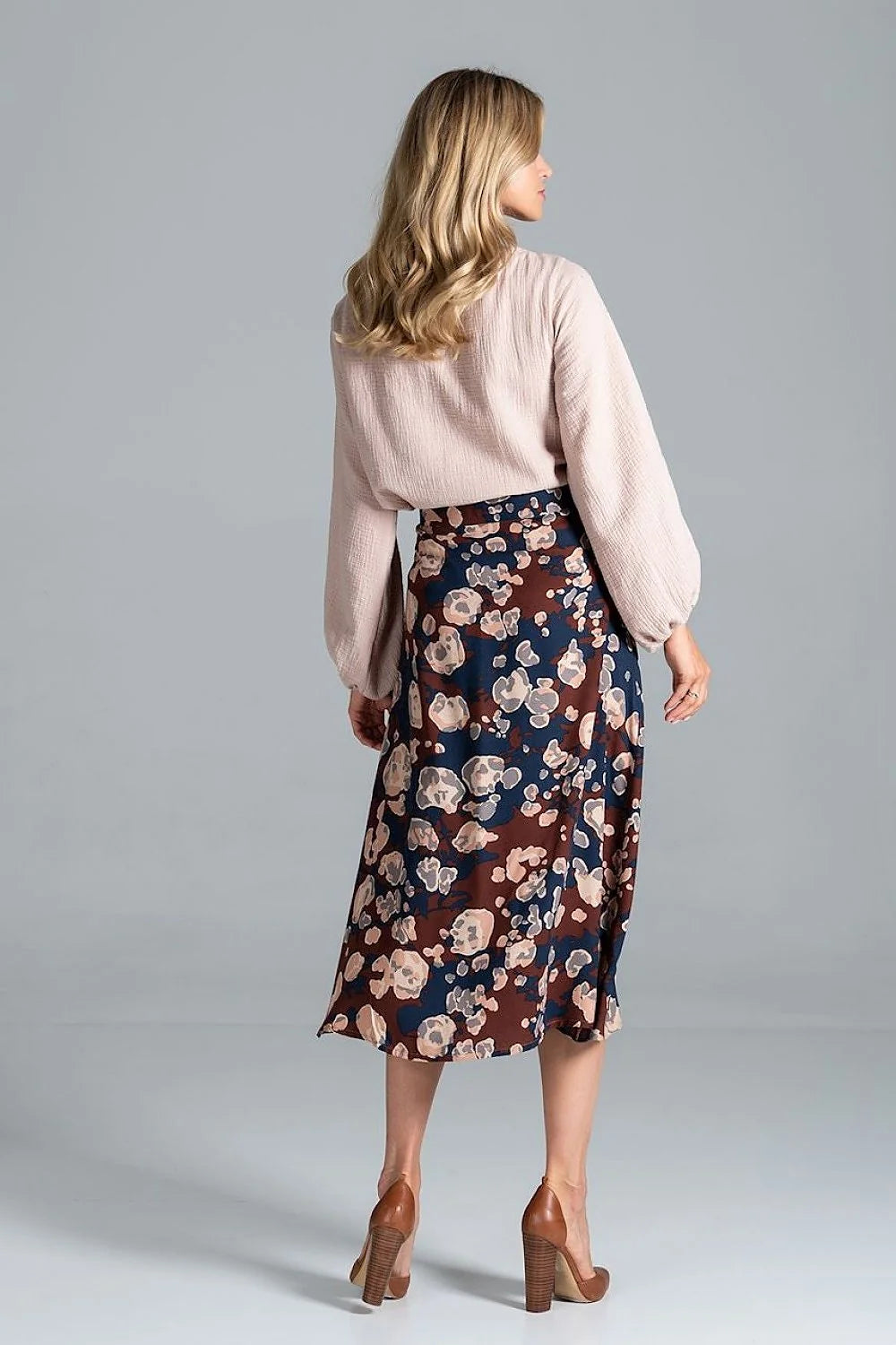 Ensemble féminin chic en viscose 100% avec haut bleu marine et jupe imprimée tropicale