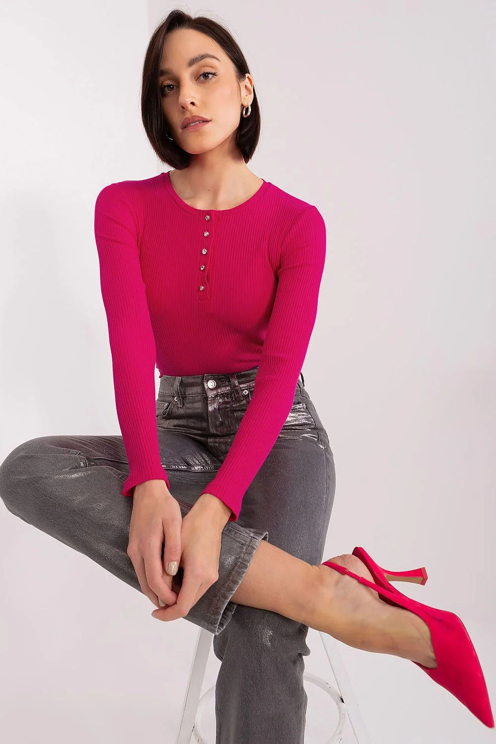 Chemisier Femme Coupe Ajustée Manches Longues Encolure Ronde Tissu Côtelé Coloris Rose Vif Boutons-Métalliques Élégance Mode Urbaine