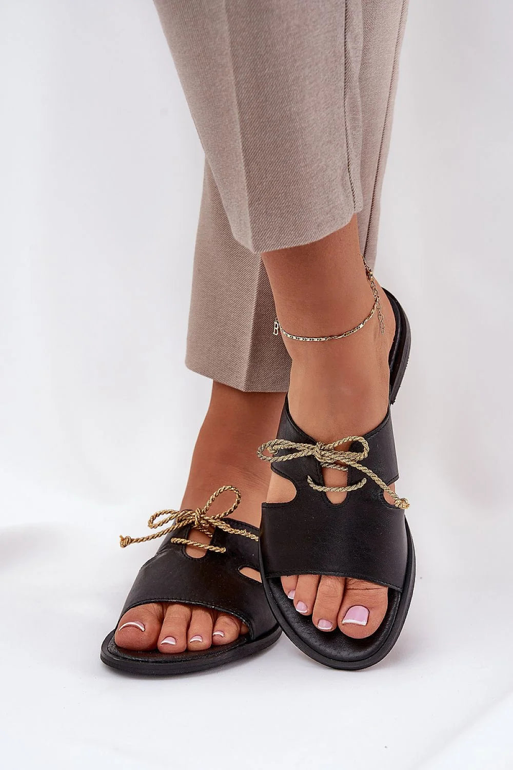 Sandales pour femmes en cuir naturel Step in style, style moderne, confort maximal, couleur noire, laces dorées, occasion été, taille ajustable
