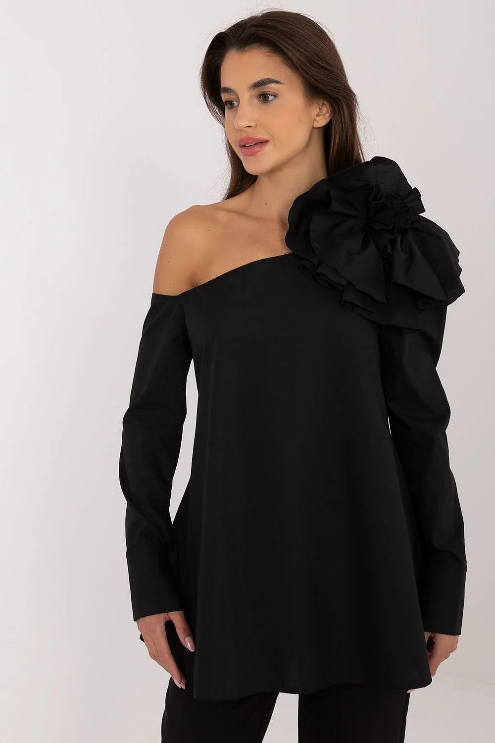 Chemisier Lakerta asymétrique noir en tissu fluide manches longues épaule dégagée décoration florale élégant soirée travail