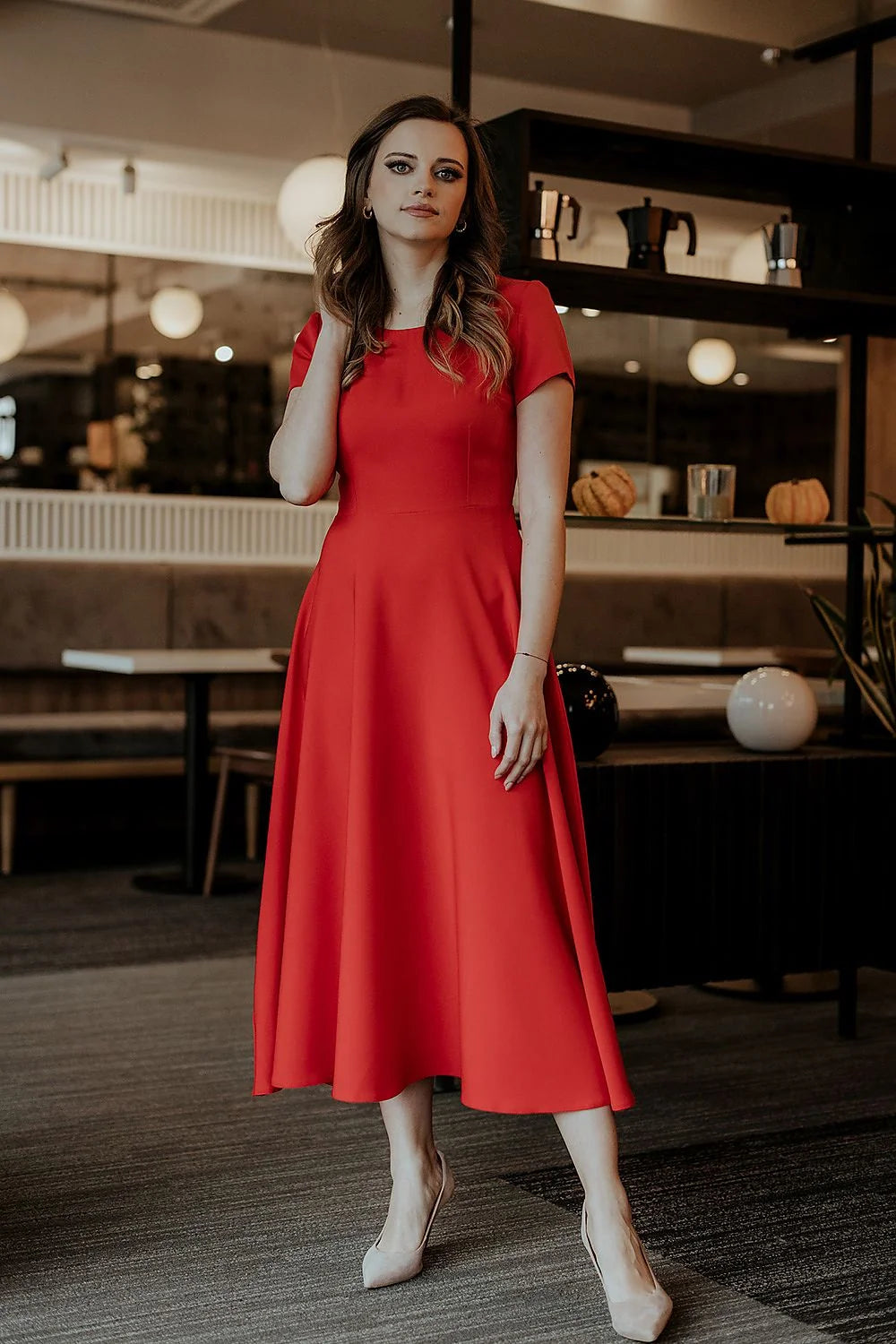 Robe élégante longue manches courtes col rond tissu soyeux couleur bleu pétrole taille ajustable pour femme