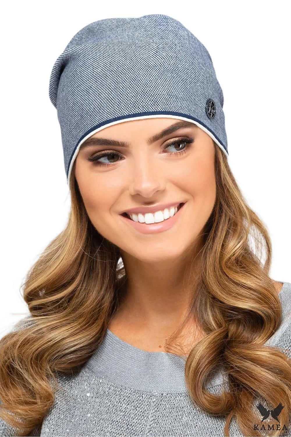 VIZCAYA bonnet féminin bleu denim chiné maille fine tombant coupe ajusté extensible viscose élasthanne léger bordure contrastée blanc détail bouton