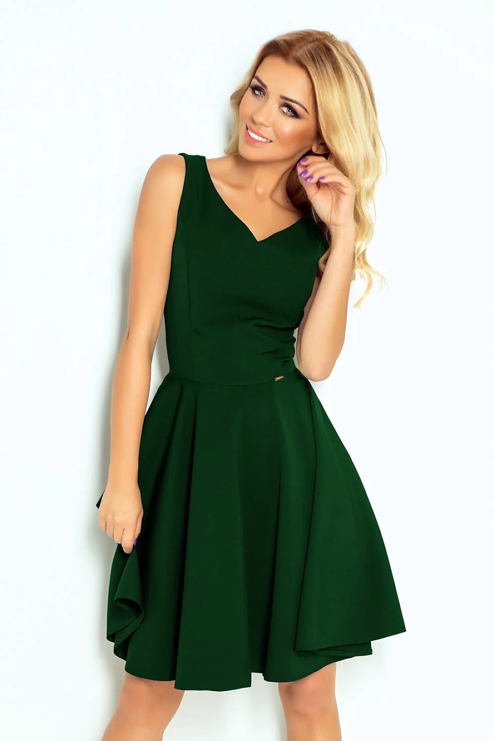 robe cocktail élégante vert bouteille sans manches encolure coeur coupe évasée cintrée taille jupe genou tissu structuré plis détail doré