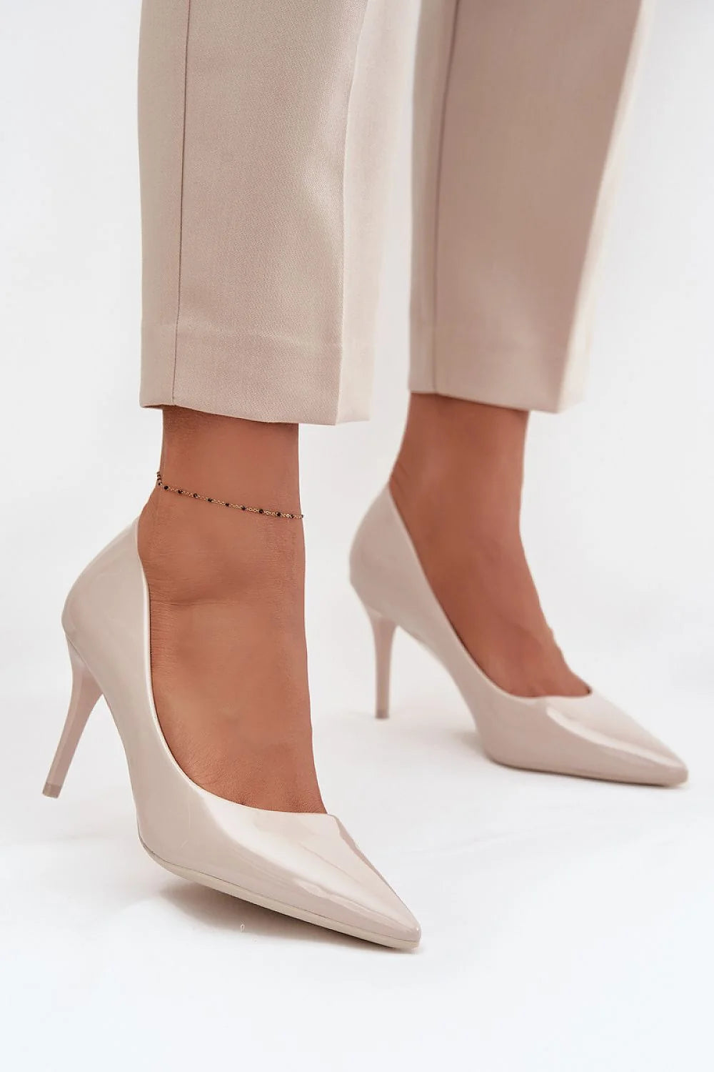 escarpins femme beige vernis cuir synthétique bout pointu talon aiguille 85mm finition brillante coupe basse semelle fine silhouette élancée