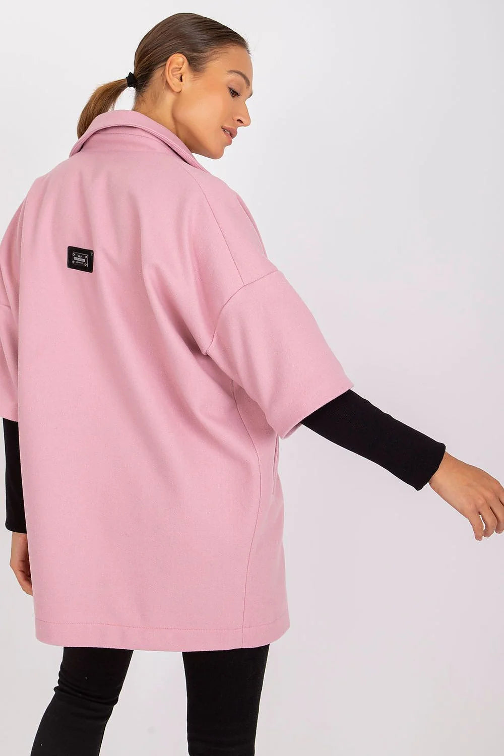 Manteau polyester noir oversize col droit manches longues poches latérales bouton métallique femme ample