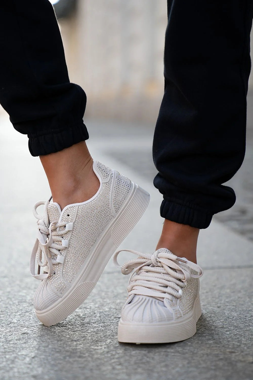 Chaussures de sport Step in style pour femmes, design moderne, beige clair, strass, semelle confortable, plateforme, style quotidien