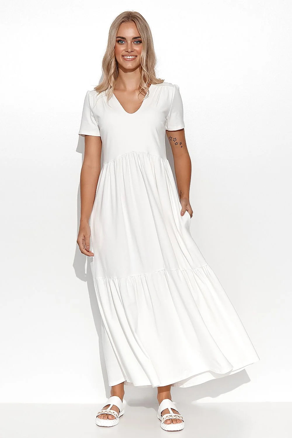 robe longue blanche fluide manches courtes col V bohème taille empire jupe volants poches latérales légère drapée chevilles cintrée confortable