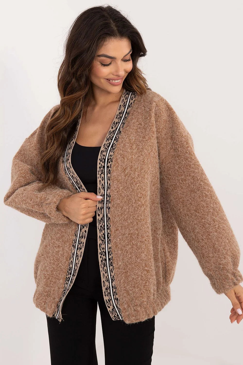 cardigan femme oversize ample pelucheuse moelleuse manches ballon longues poignets froncés col V bordure jacquard contrastée noir beige camel hiver