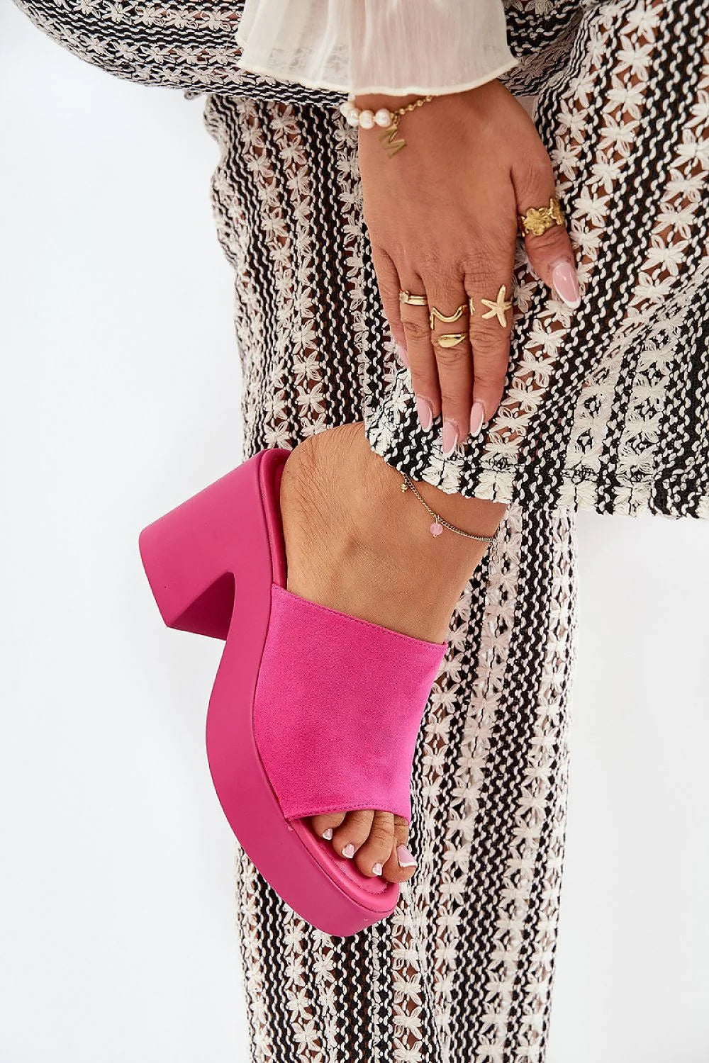 Mules à talons larges pour femmes, style ouvert, couleur rose vif, dessus en daim synthétique, semelle solide, design moderne et audacieux