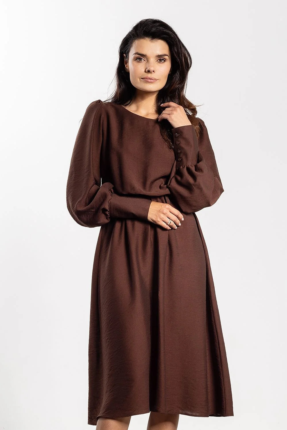 robe midi femme ample élégante ceinture élastique taille marquée manches ballon longues poignets boutonnés col rond chocolat satinée fluide