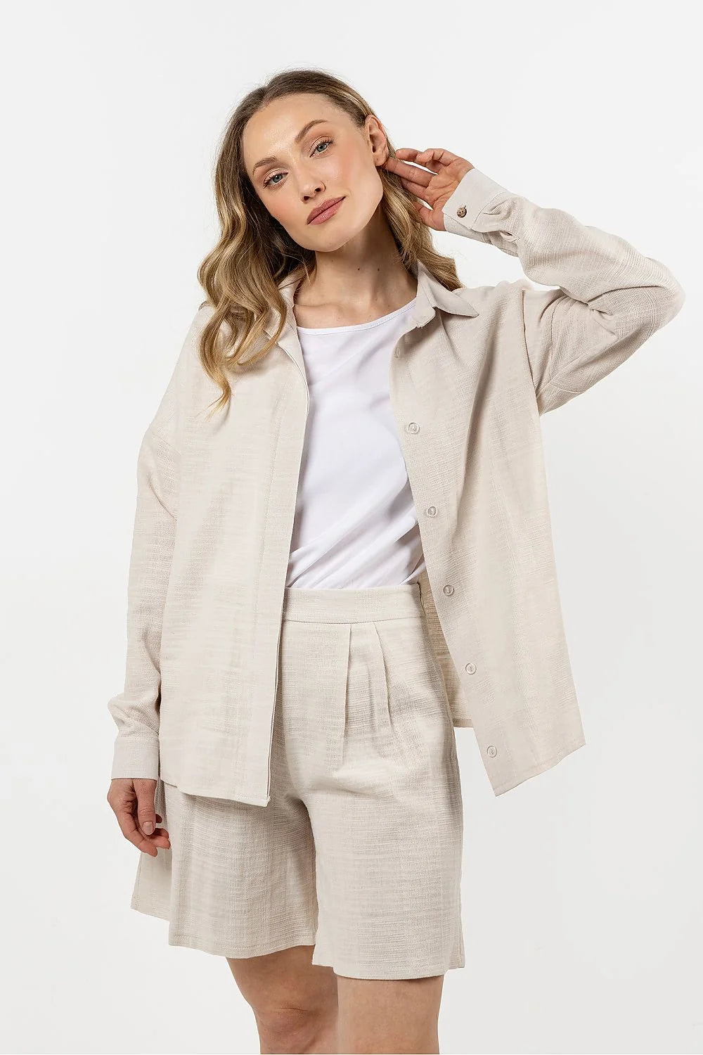 Ensemble mode femme chemise manches longues short beige clair coupe droite épaules tombantes col classique taille haute plis avants