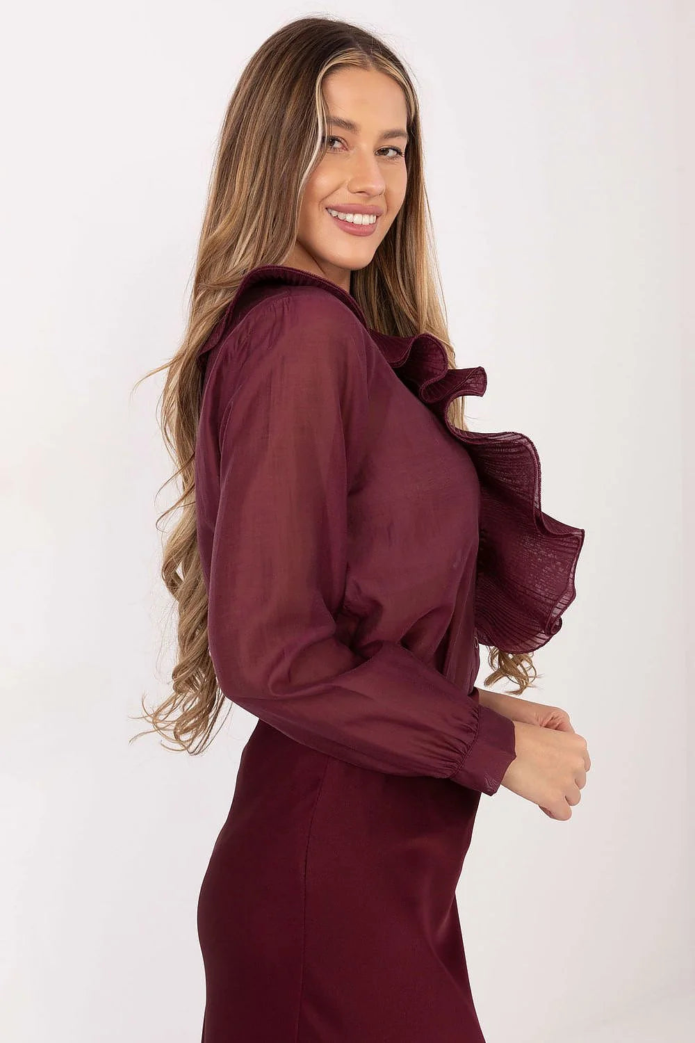 chemise femme manches longues bordeaux satinée légère semi transparente col rond volants plissés plastron boutonnée poignets boutonnés tombé fluide élégante