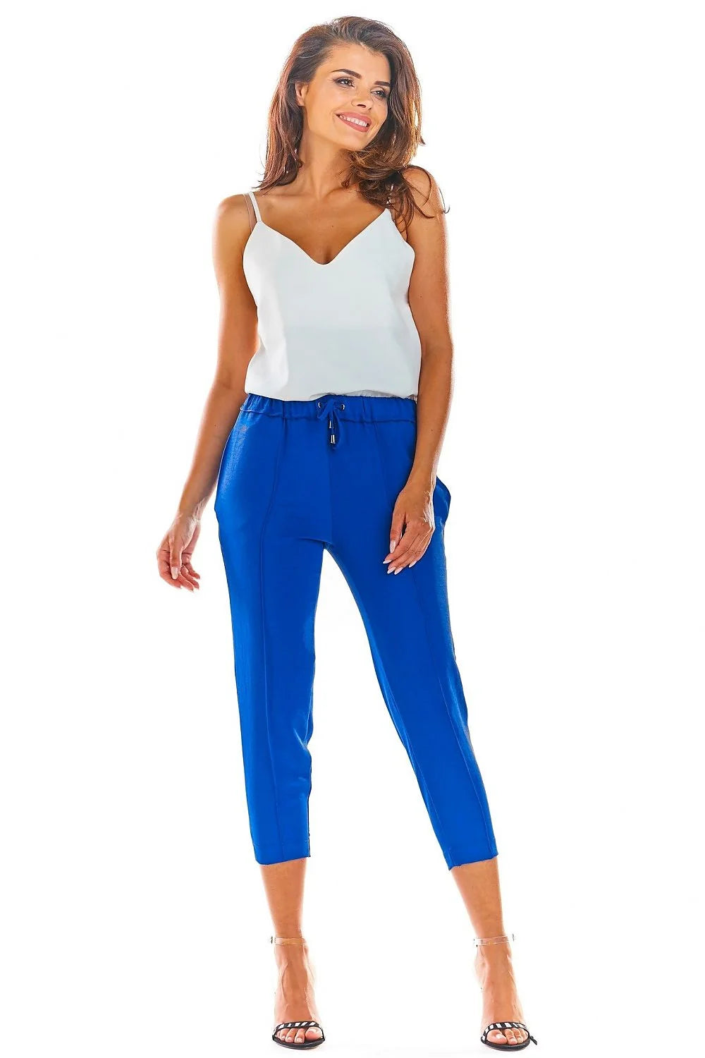 Ensemble débardeur coton blanc et pantalon moutarde moderne chic pour look estival féminin élégant