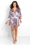 Peignoir en satin élégant pour femme, coupe courte, manches trois-quarts, dentelle au décolleté, couleur gris perle, ceinture satinée, conçu en Pologne, idéal pour détente et occasions spéciales