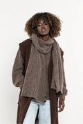 écharpe longue chaude oversize côtelée duveteuse mohair kid laine acrylique polyamide taupe marron cocooning généreuse réchauffante douce texturée effilochée