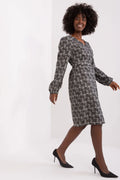 Robe de jour élégante motifs géométriques noire et blanche taille ajustable manches longues décolleté rond femmes