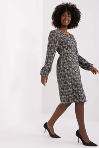 Robe de jour élégante motifs géométriques noire et blanche taille ajustable manches longues décolleté rond femmes