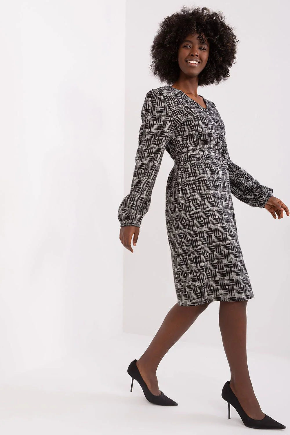 Robe de jour élégante motifs géométriques noire et blanche taille ajustable manches longues décolleté rond femmes