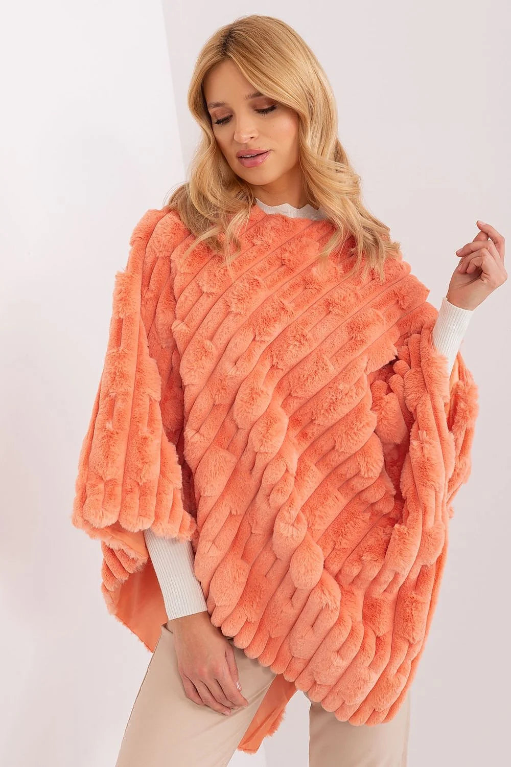 Poncho femme fausse fourrure orange vif coupe ample manches longues col rond silhouette trapèze