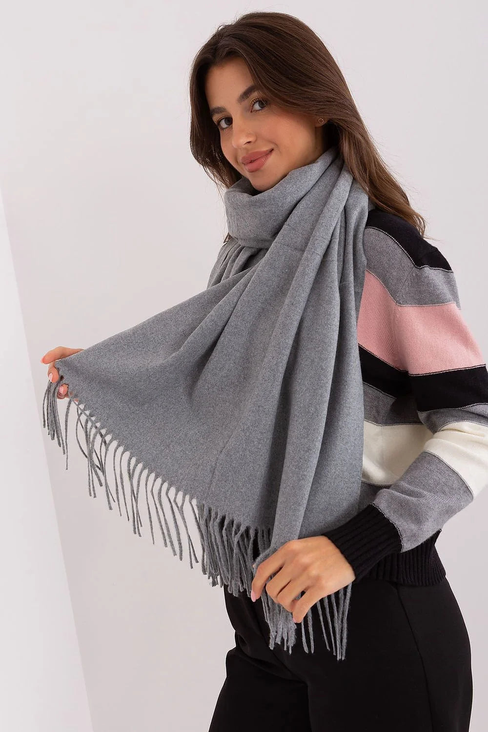 écharpe longue tricot classique pompons décoratifs grise claire chaude douce enveloppante franges élégante polyvalente ample confortable hivernale chic intemporelle femme