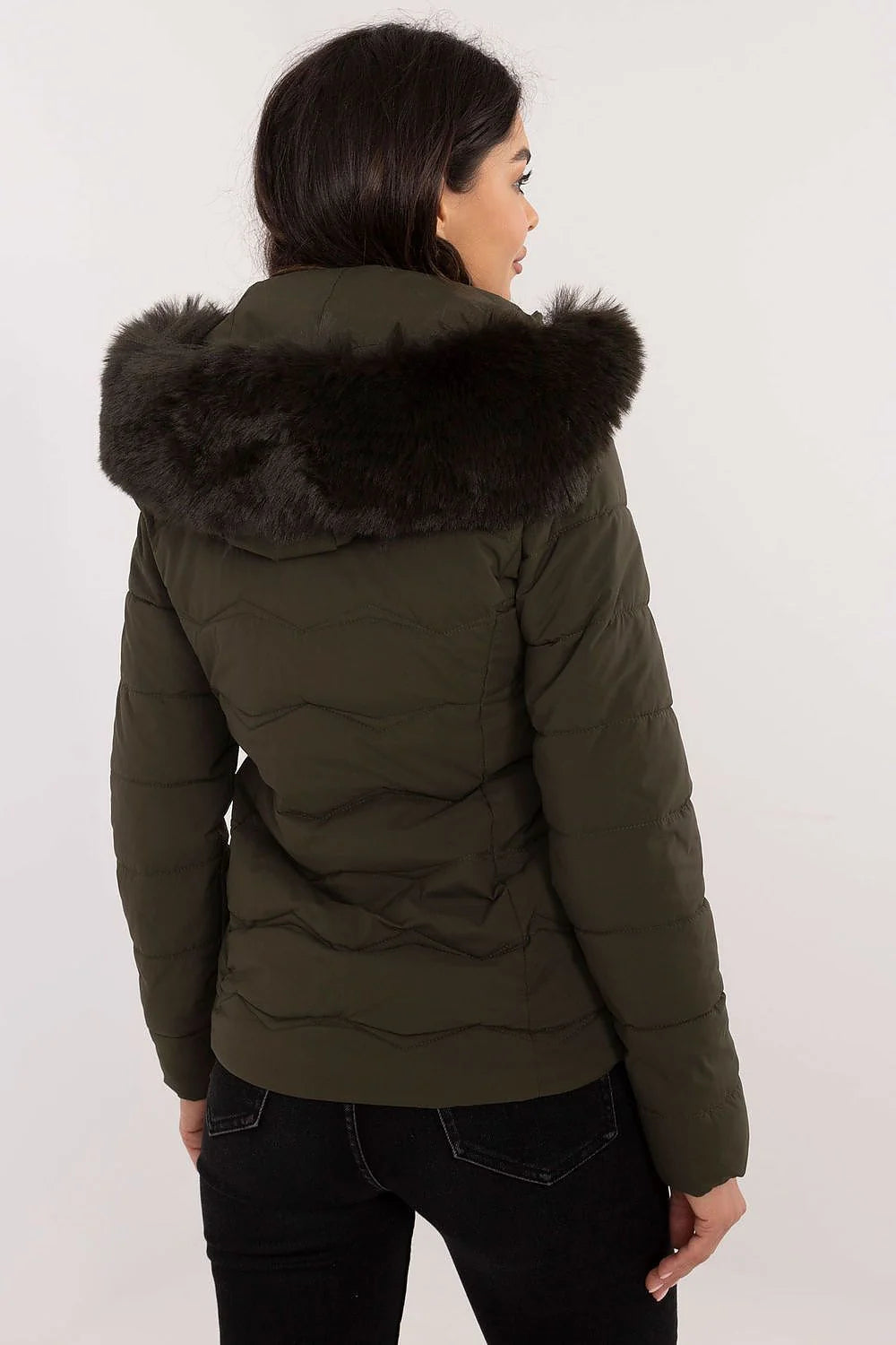 Veste d'hiver pour femme moderne style épuré couleur olive fourrure synthétique matelassée taille ajustée manches longues capuche amovible