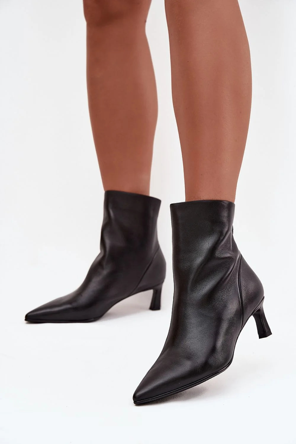 bottines femme cuir naturel lisse noir bout pointu effilé talon aiguille silhouette épurée fermeture éclair arrière confort élégantes soirée bureau