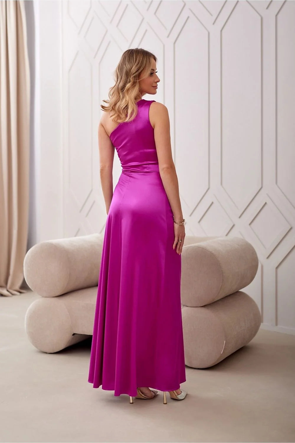 Robe de soirée élégante longue asymétrique satinée fuchsia épaule nue fente latérale femme occasion spéciale