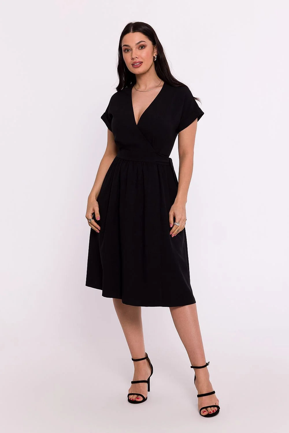 Robe de jour élégante, encolure V profond, manches courtes, tissu fluide noir, taille ajustable, coupe évasée, knee-length, Be Wear